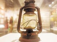 一盏马灯照见真理之路 伟人坚守铸就革命历史转折
 
近期，苟坝会议中毛泽东深夜提