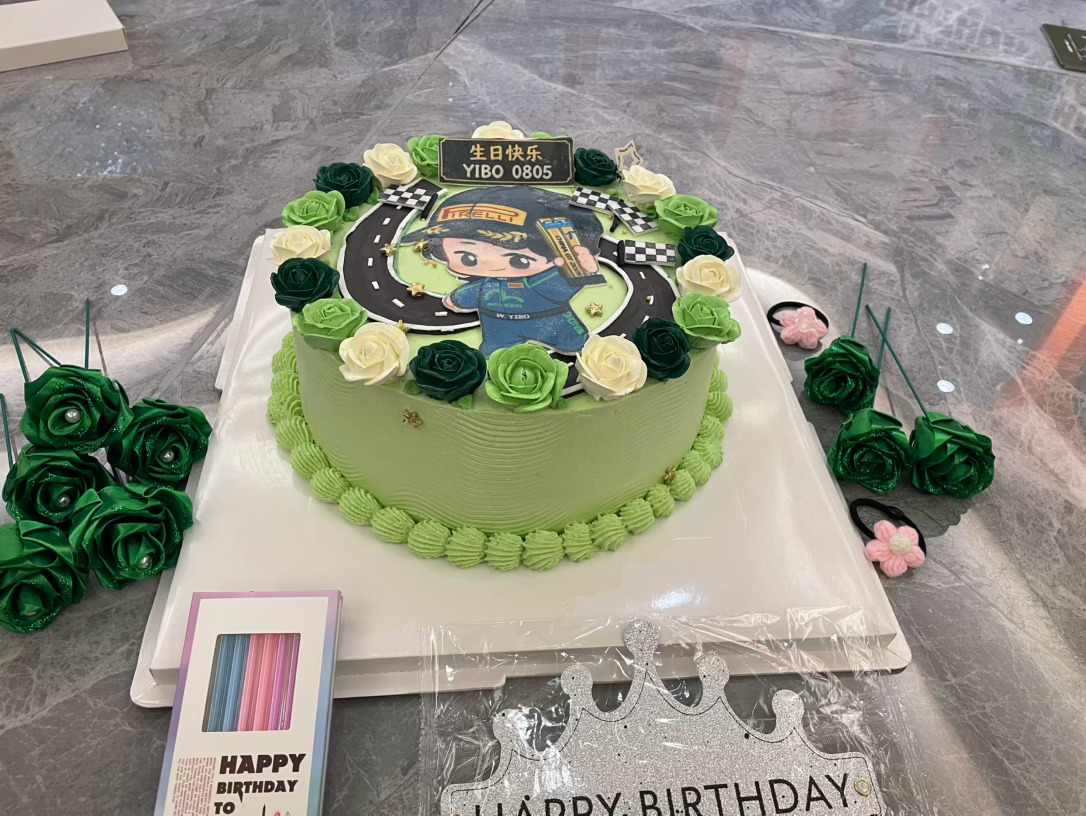 王一博在新西兰还穿大棉袄王一博小朋友，吉林摩托姐姐们祝你生日快乐