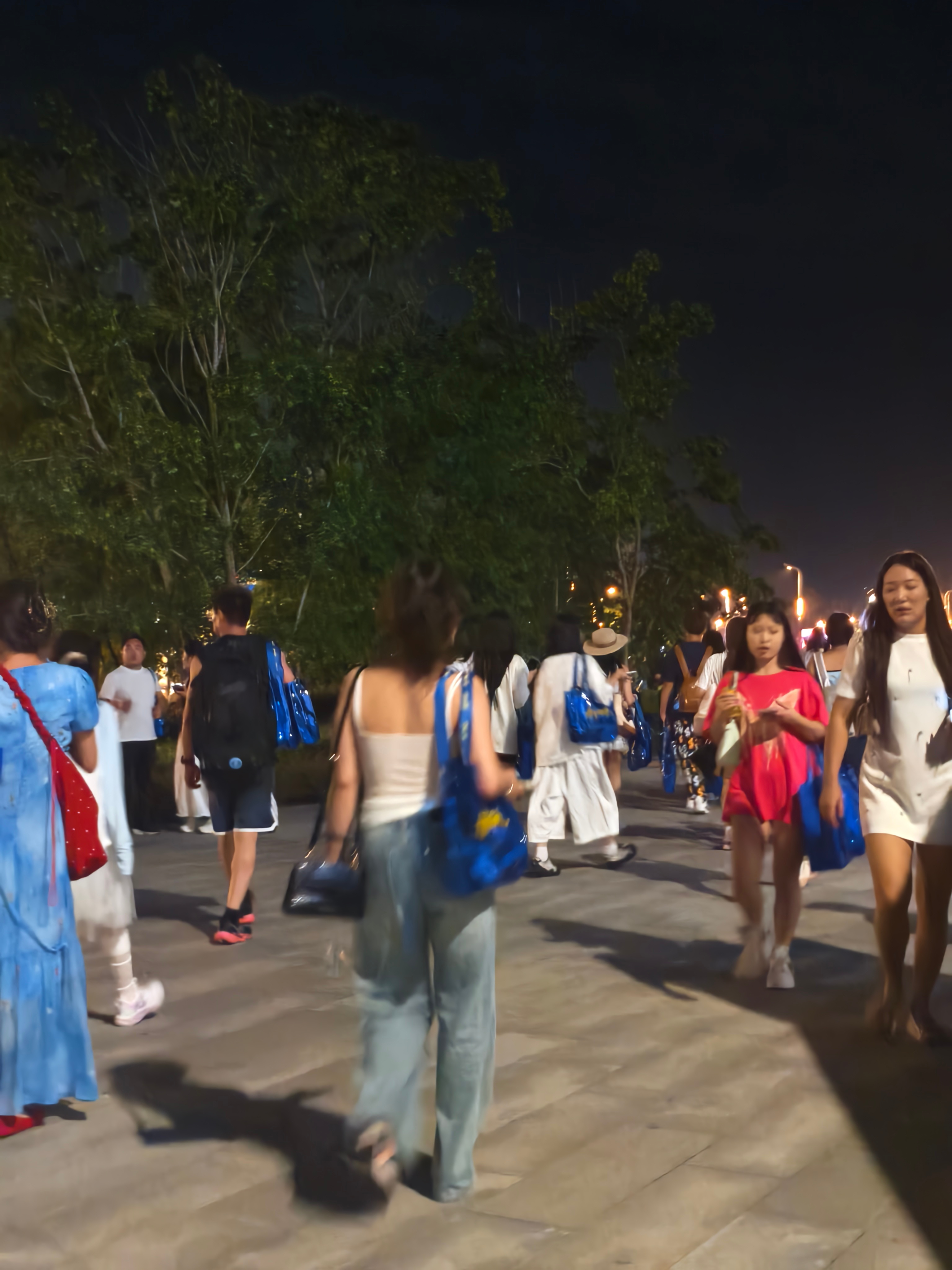 黄子韬全红婵看黄子韬演唱会彩排韬哥，这是你要看到的海浪大包小包的场景吗？我想说真
