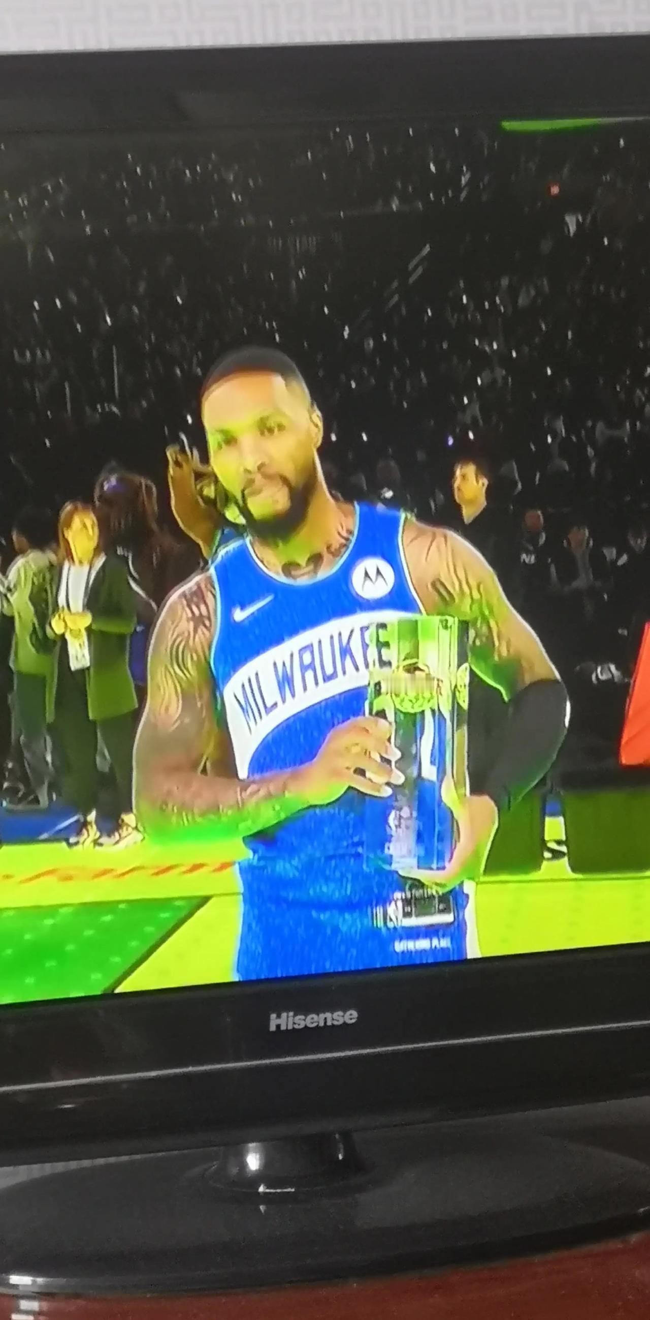 利拉德宝刀未老，蝉联三分大赛冠军！
今天的NBA全明星三分大赛竞争异常激烈，第一