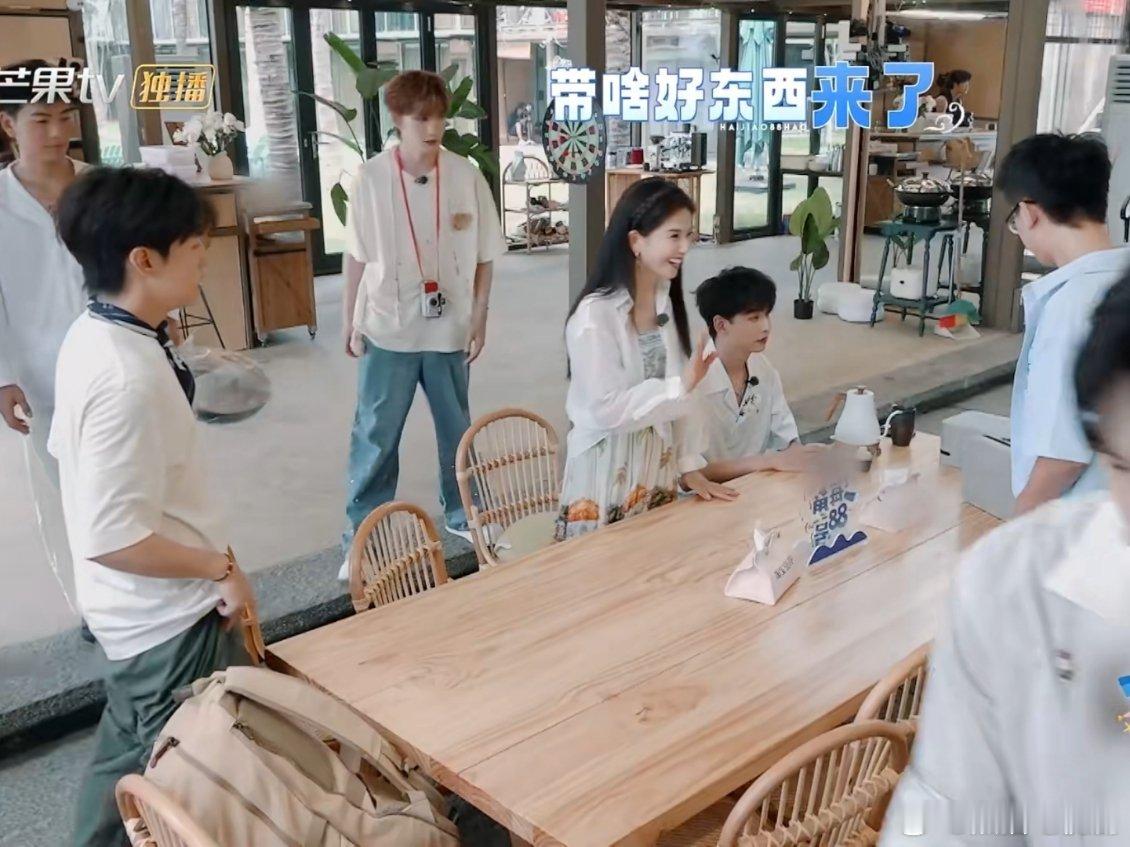 孟川上节目送锅孟川刚出场直接带了口老家章丘特产大铁锅，锅身锃光瓦亮的，刘涛直说“