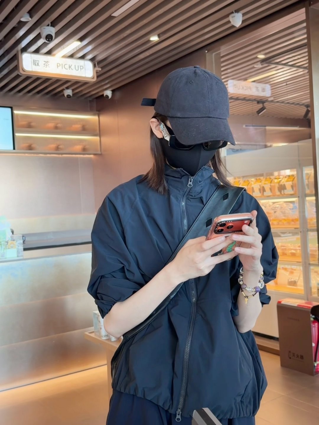 张艺凡请叫我甜妹酷姐 张艺凡也太绝了吧！甜妹的外表下藏着一颗酷姐的心，舞台上又甜