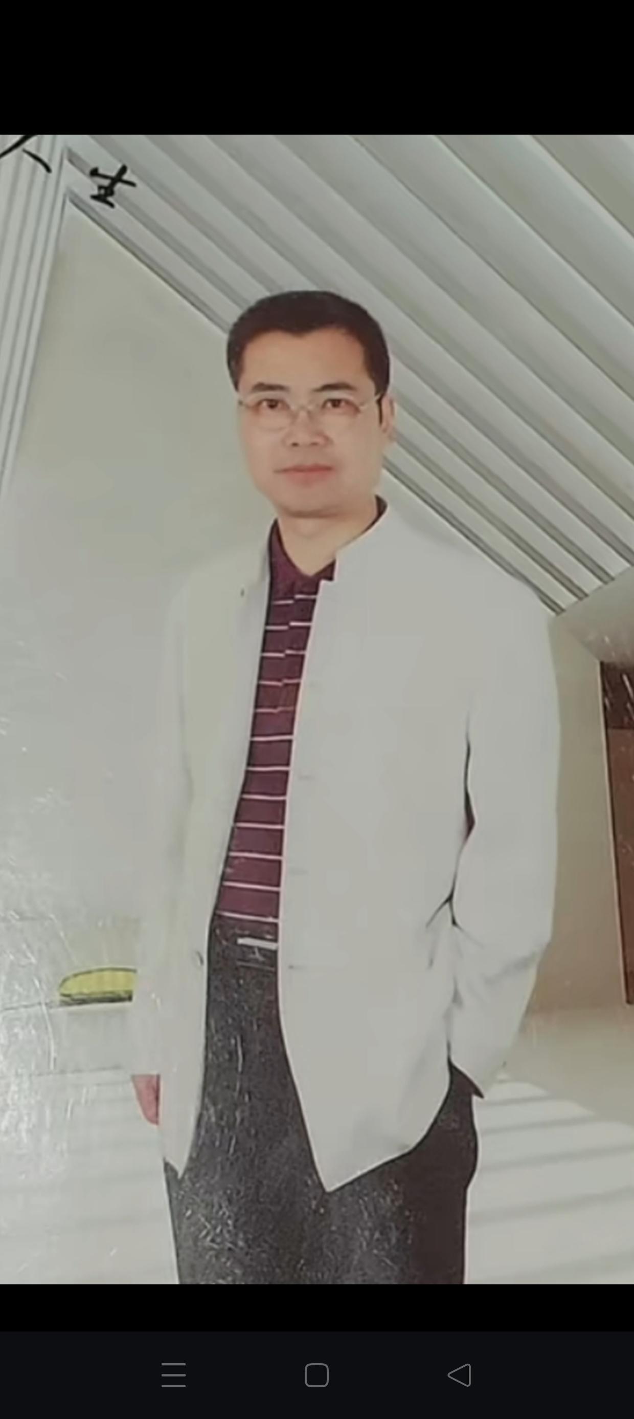 三张照片  惊艳了时光

李家宁（中国）

第一张：青春勃发，生如夏花

你站在