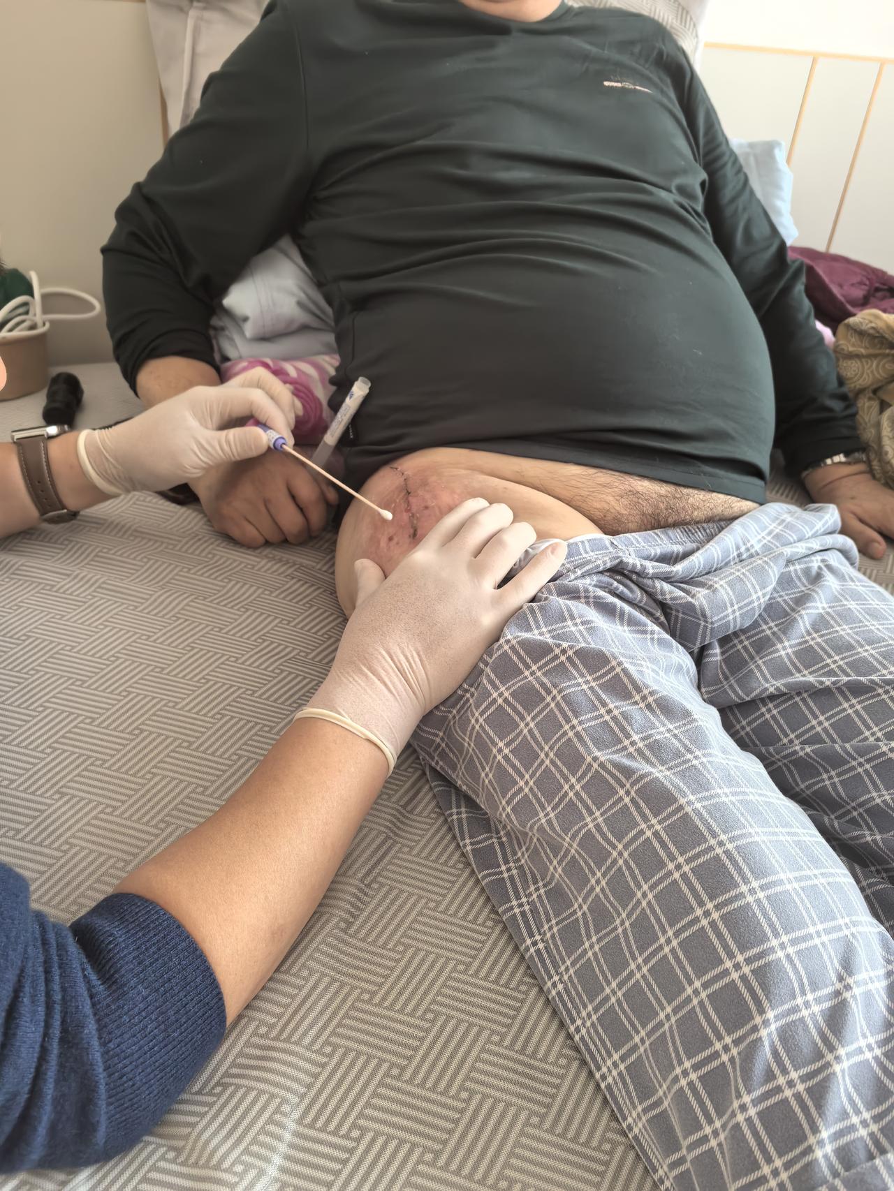 明天飞上海，收拾东西，想起我妈说过得话。

那年我爸去哈医大做肾结石切除术。我妈