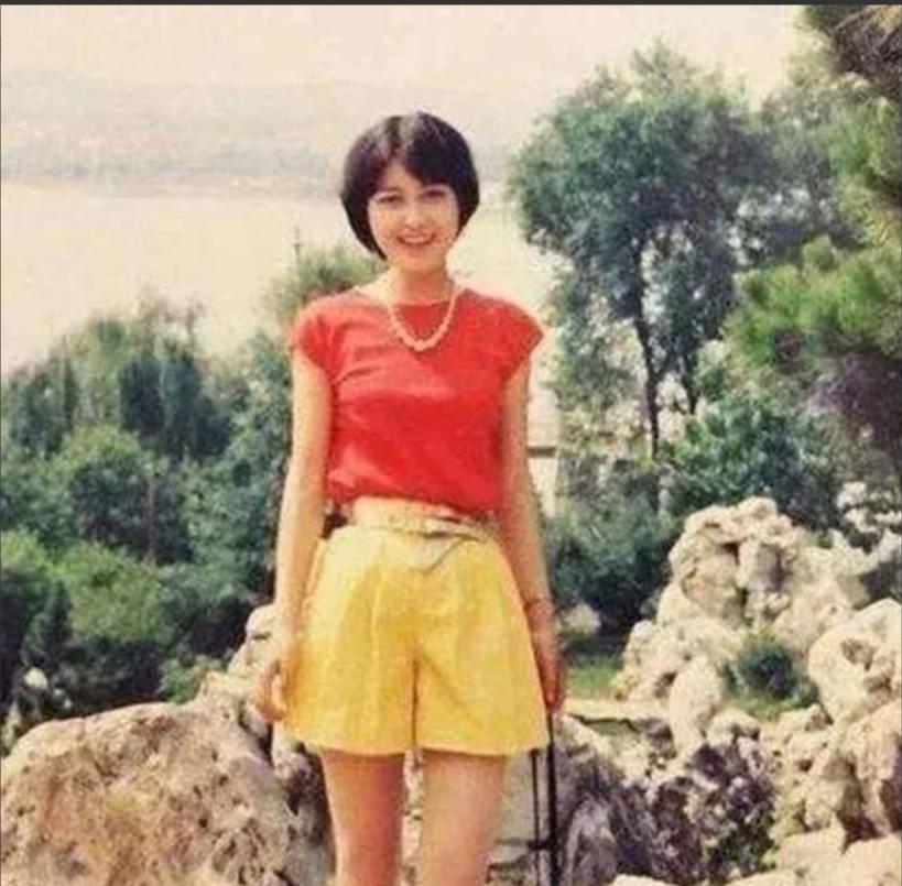 1988年，上海美女研究生被拐，买家是一个50多岁的驼背男人，为展示自己的雄风，