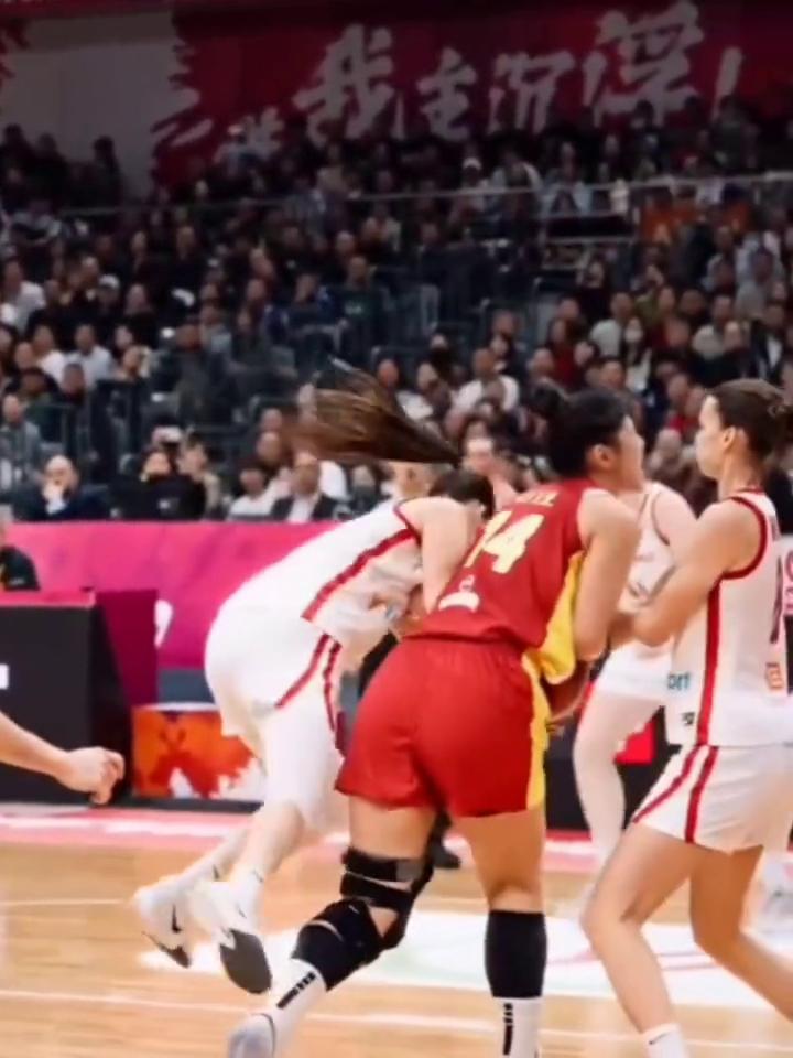 李月汝的力量惊人。
我当年在当阳长坂坡时，单枪匹马饰曹兵八十三万大军，如同草芥。