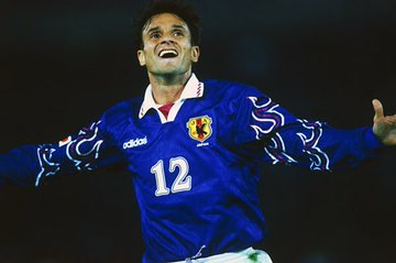 如果把1998年巅峰时期的状况直接带到2026年，在90年代的日本前锋中，谁最有