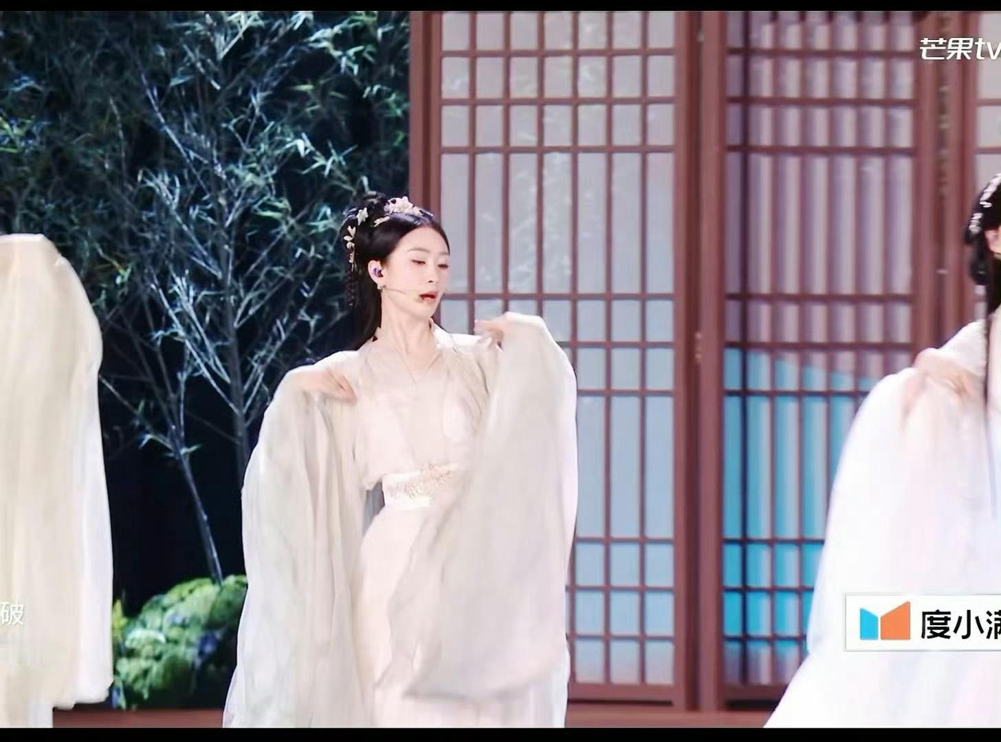 这真是“安小主”本主降临吧！惊鸿舞刻进DNA了，一颦一笑全是戏，难怪其他姐姐都看