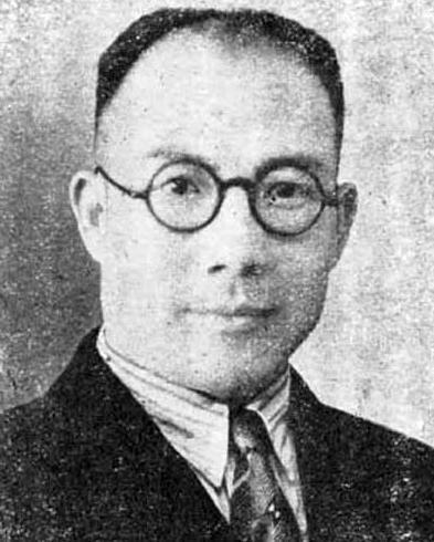 1974 年秋，秦城监狱，58 岁的屈武正在劳动，一名看守突然走到他身边，压低声