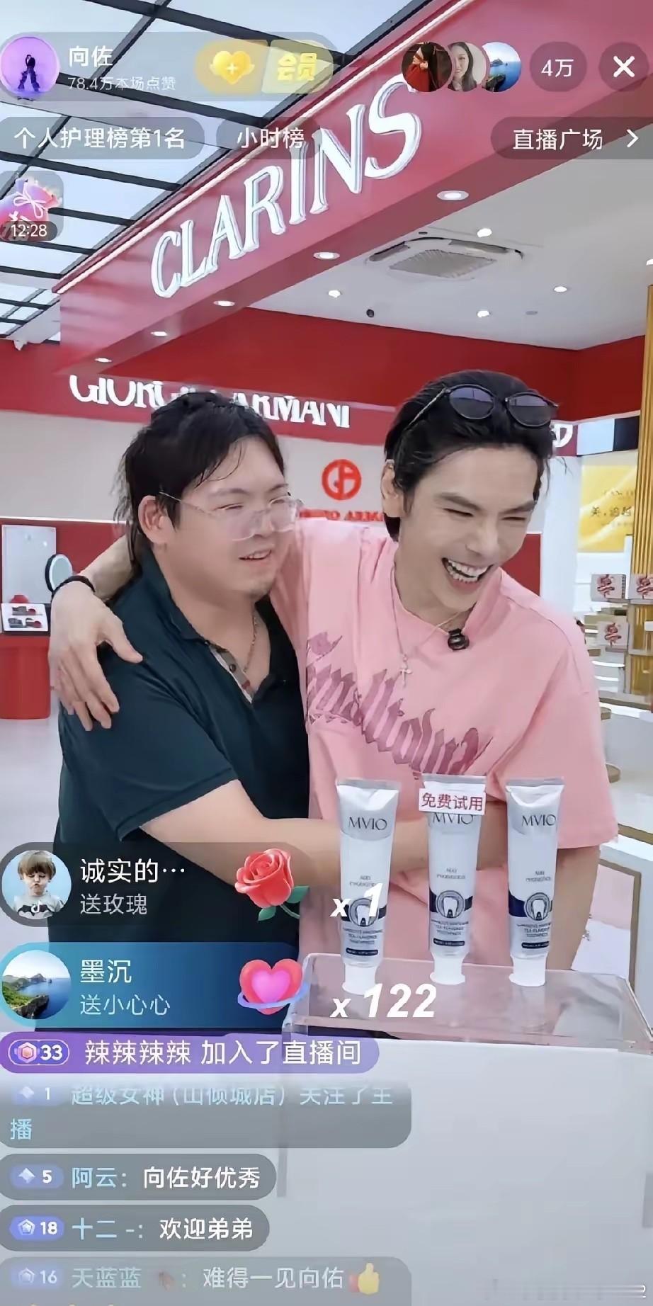 向佐接受易立竞采访时提到弟弟，说“我弟弟有心理病”。看来是对的。6月23日，向佐