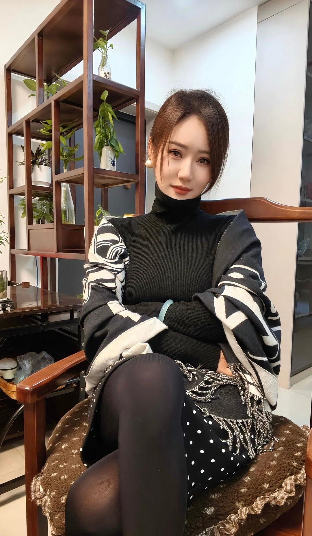 冬日穿搭指南：黑色高领毛衣+波点裙，温暖又时尚！