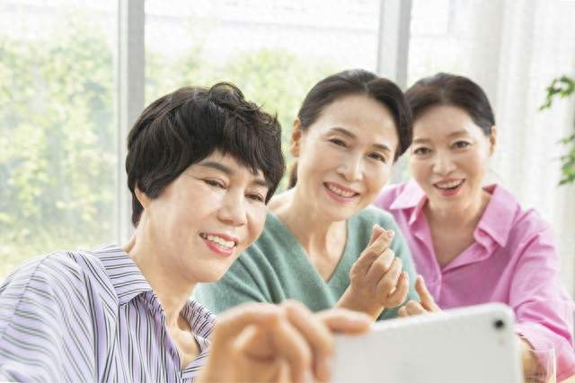 老了才明白：兄弟姐妹过了65岁，最好的处事方式，就这“四个字”