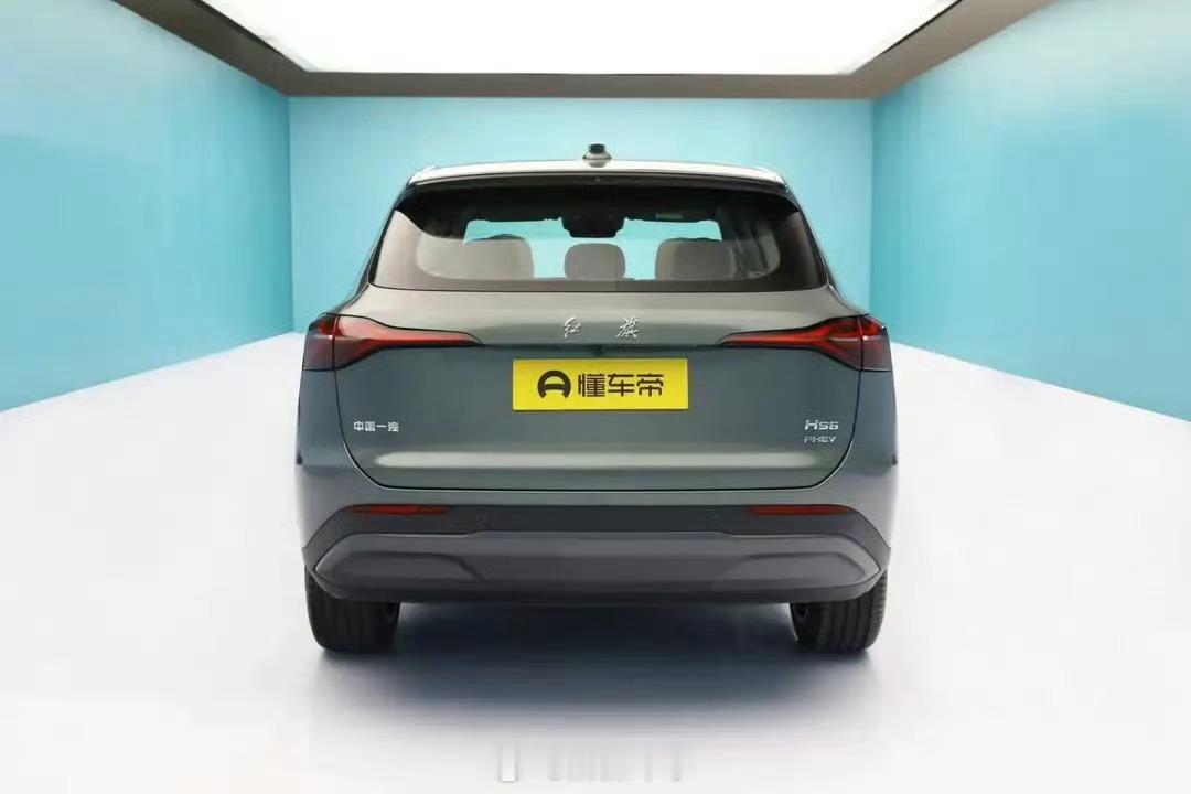 红旗HS6 PHEV内饰亮相，副驾双连屏+车载冰箱/插混中大型SUV。 ​​​