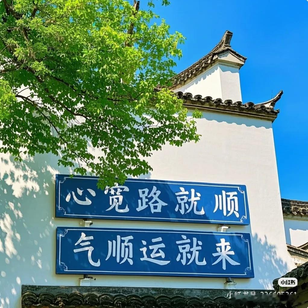 有人问我，什么是幸福？我想，大概就是家人健康、工作顺利、朋友常联系，遇到困难的时