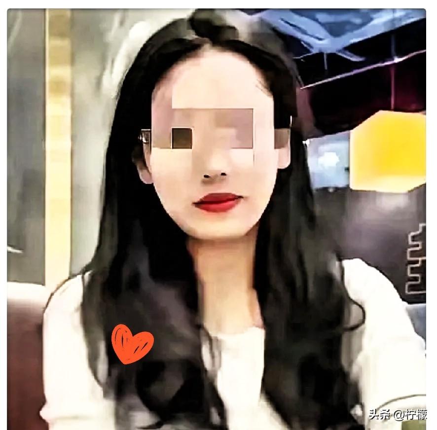 最近，
上海一对夫妻上了热搜！
男子发现妻子和其上司有染长达
5年，不忍其辱离了