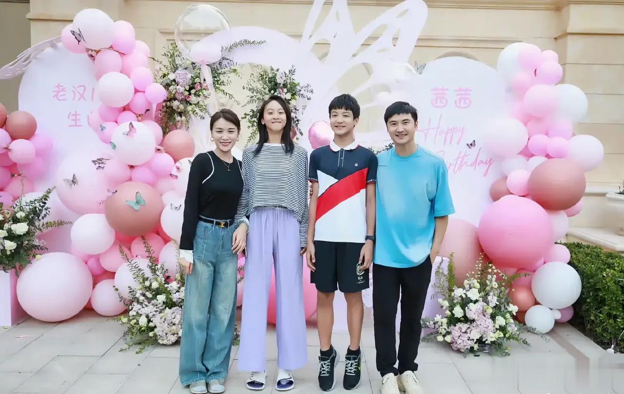 田亮给叶一茜庆生，亮点却是一双儿女。田亮写道:美丽动人优雅大方勤劳智慧的老婆生日