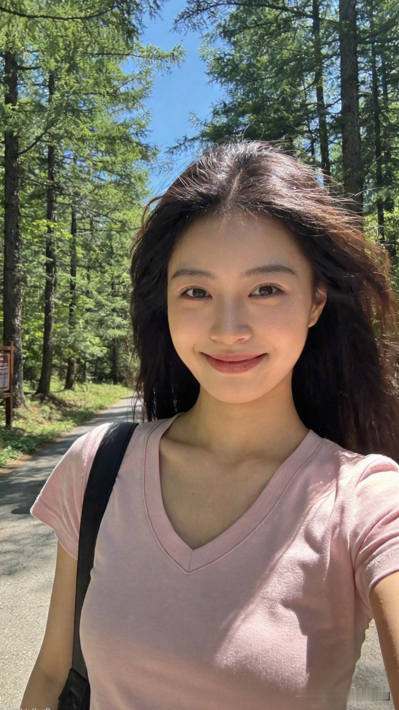 阳光明媚的森林小径，少女甜美微笑，元气满满的一天！🌞🌳😊