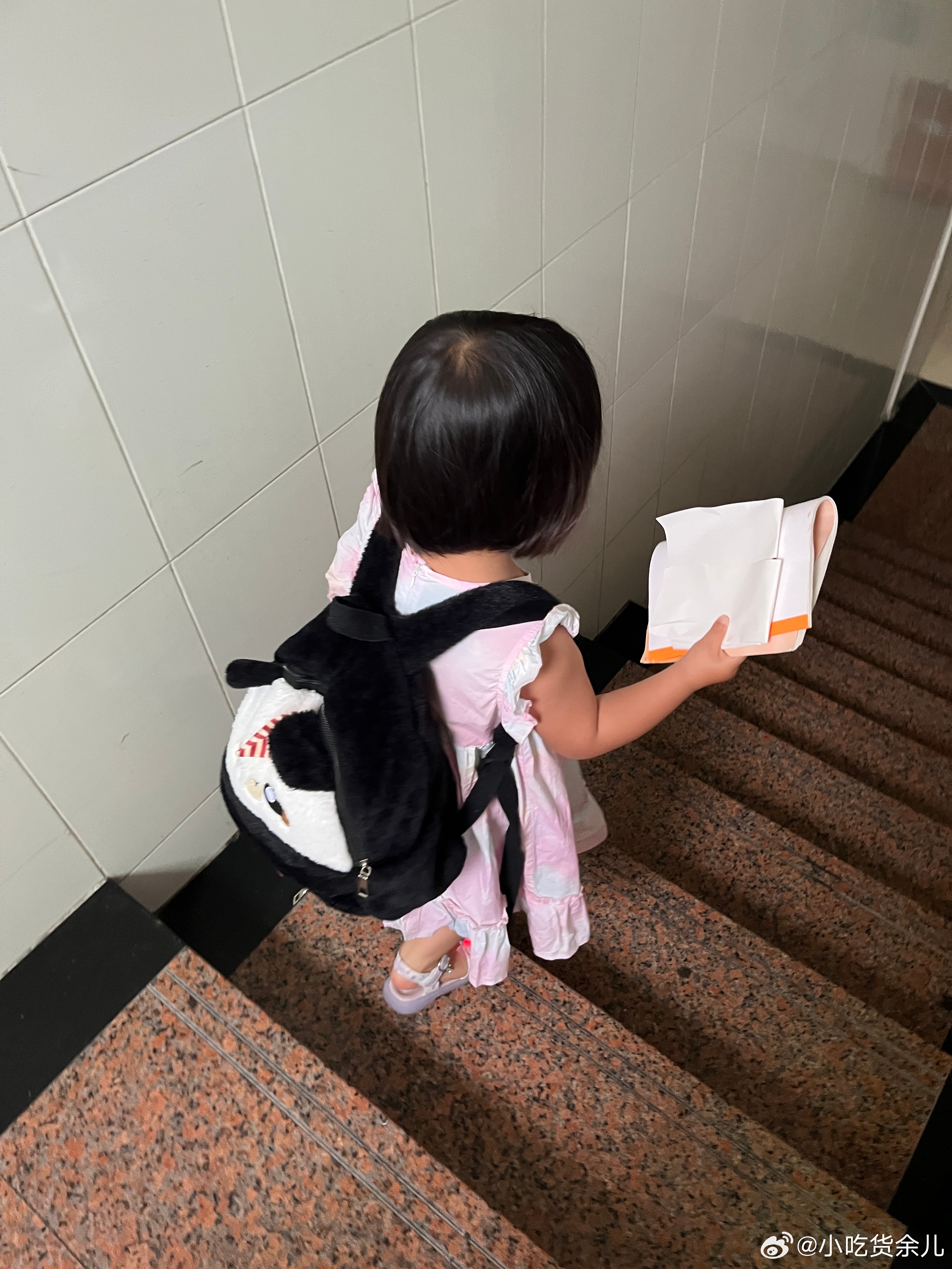 雨停了，下了一早上，背上要去找姐姐玩。塞车把周杰伦女儿急坏了