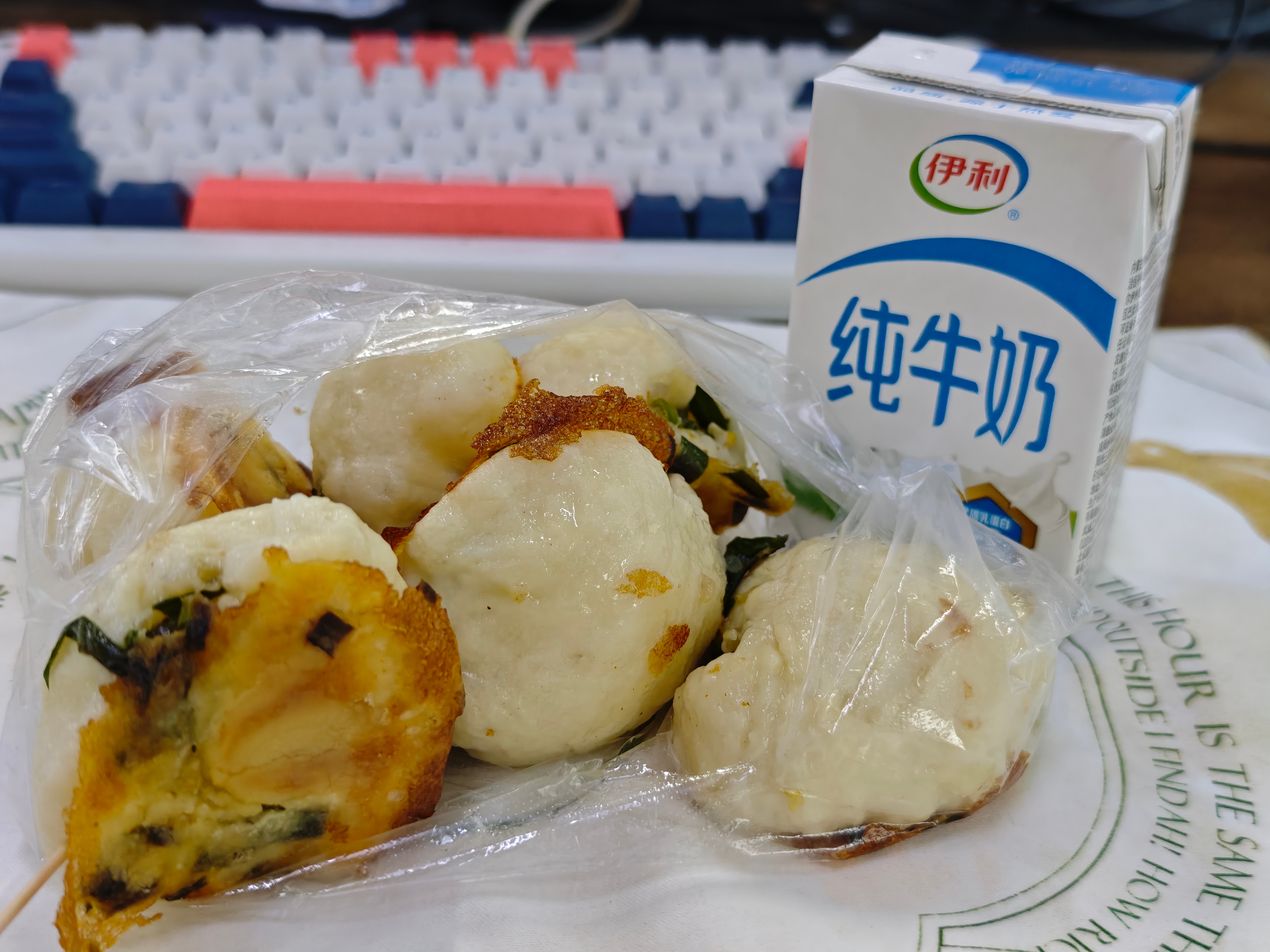 自古真情留不住，唯有煎包得人心，吃早饭了，1元2个，划重点：不是预制的，大娘亲自
