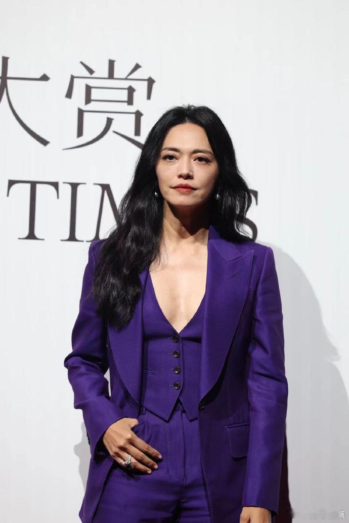 #姚晨紫气东来西服套装##差点以为姚晨要骑车去红毯了# 姚晨身着紫气东来西服套装