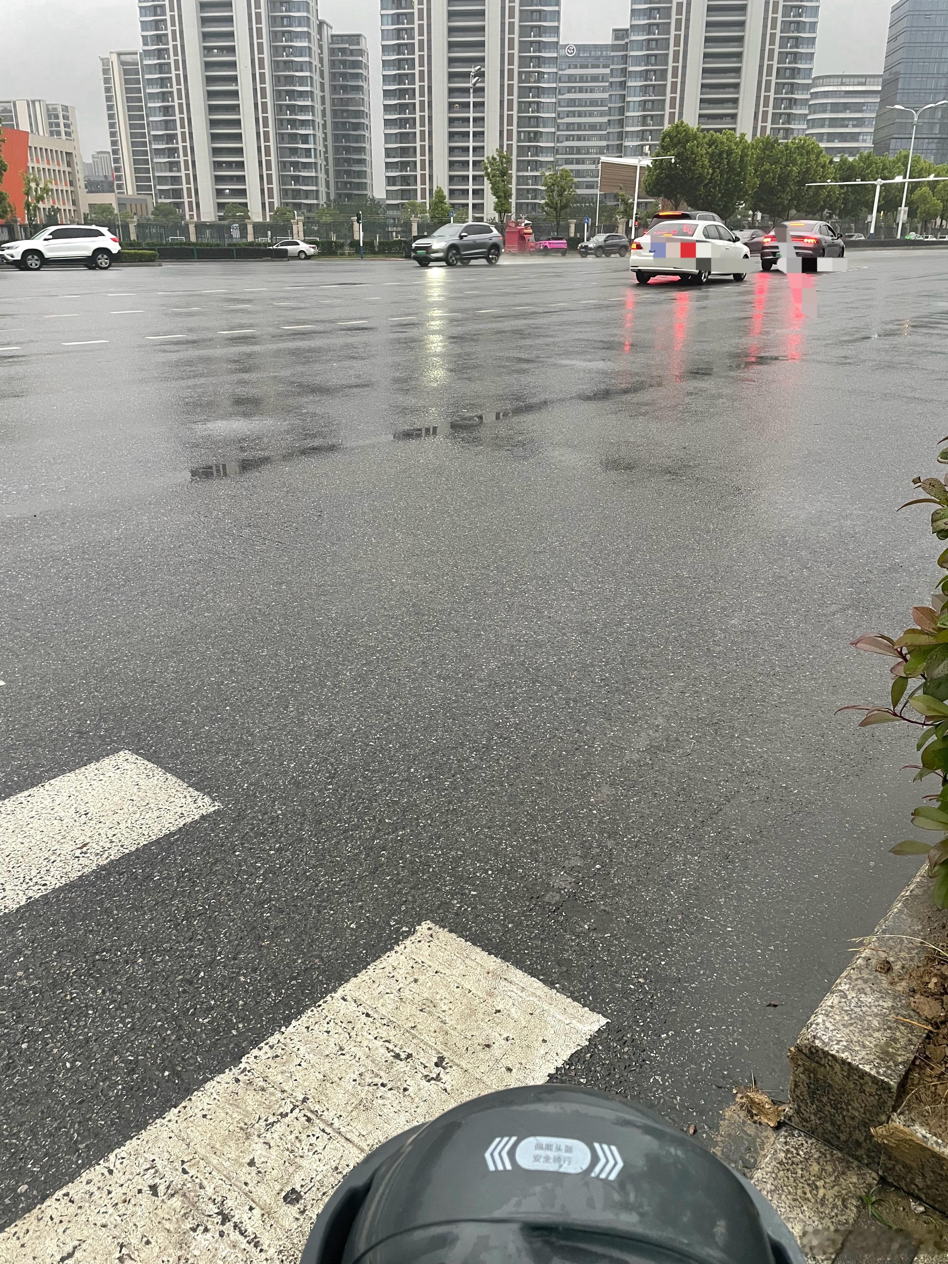 今天下班路上看到一电瓶车，骑得飞快，看速度大概有80左右，他比道上车流还快。主要