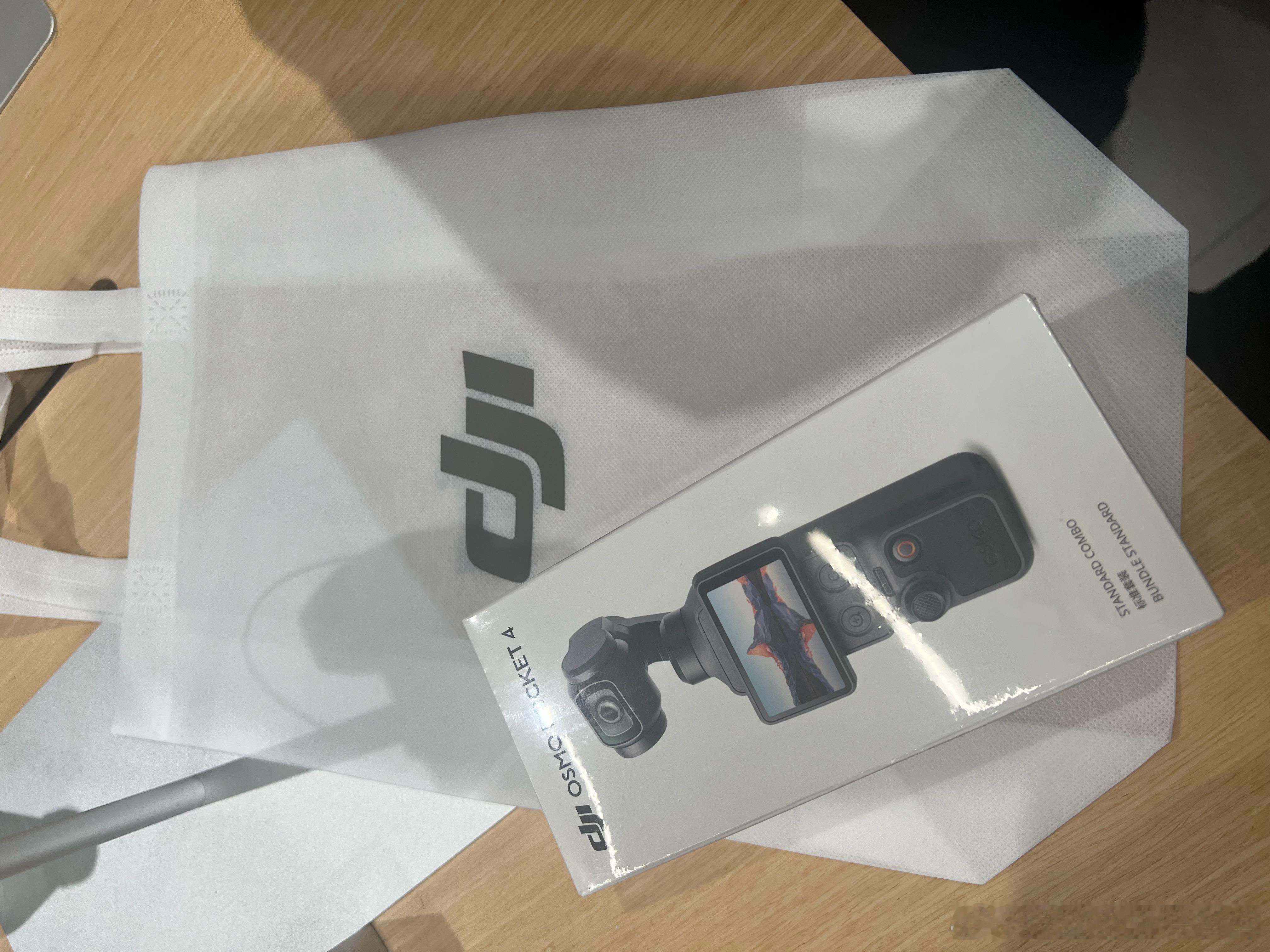 pocket4到手 价格比3便宜不少 但是尽然减配了保护壳 变成云台夹了 完全没