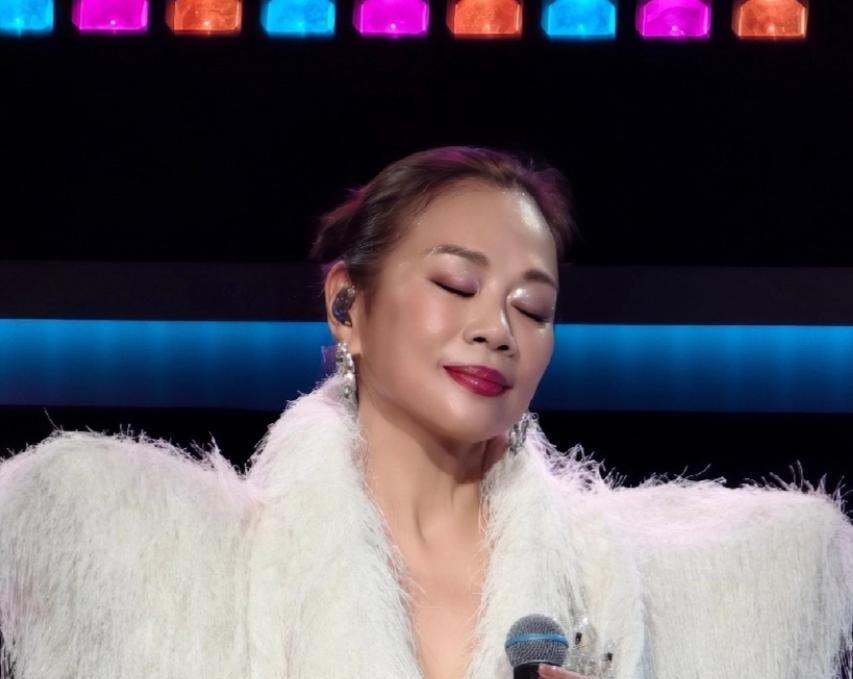 凌晨四点不睡觉
一个中年男人在社交平台上激动得语无伦次
只为一件事：他老婆的演唱