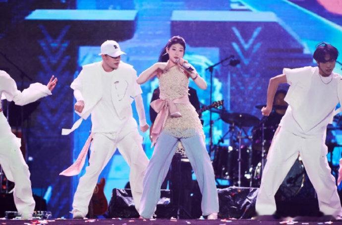 沈佳润带伤录跨晚 心疼沈佳润！带伤仍坚持跨晚录制，这份敬业太圈粉～ 观众反馈舞台