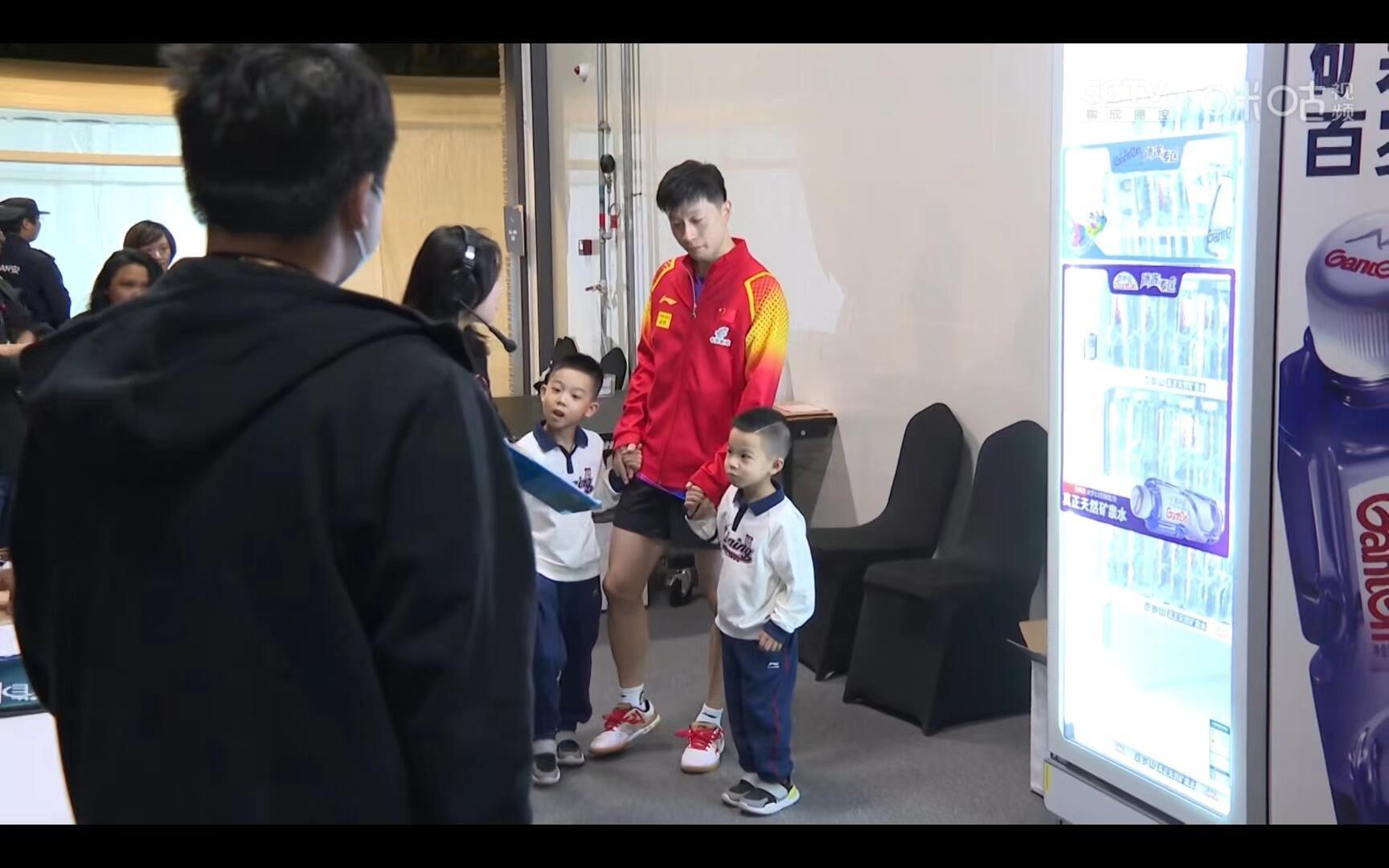 马龙带两个儿子亮相大满贯现场~好可爱的两个小帅哥！龙队比赛加油[打call]#马