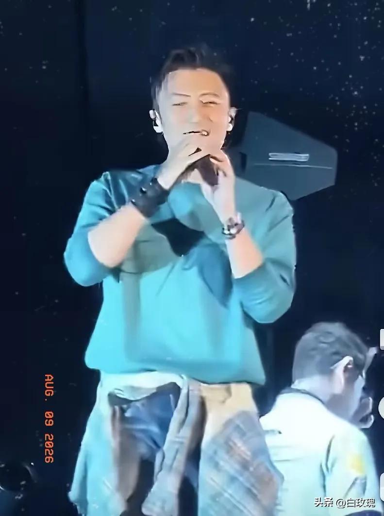谢霆锋，意味不明啊😏😏
8月8日晚上，谢霆锋的演唱会现场引发网友热烈讨论，当