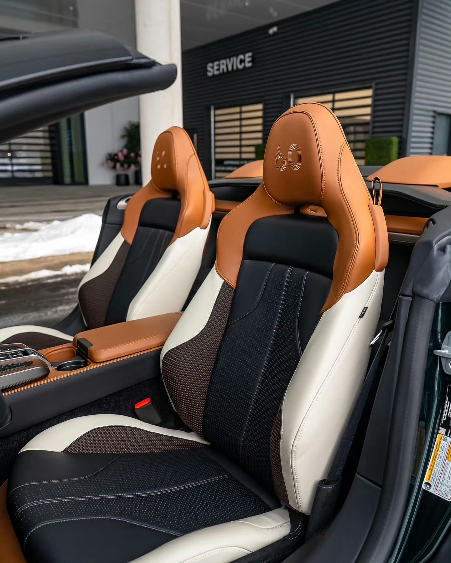 阿斯顿·马丁 Vanquish Volante 60周年纪念版