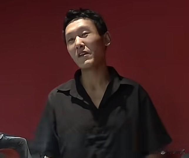 这位大哥赚钱也不容易，为什么要把钱消费在台球厅啊，自己也不是什么有钱人，还花这里