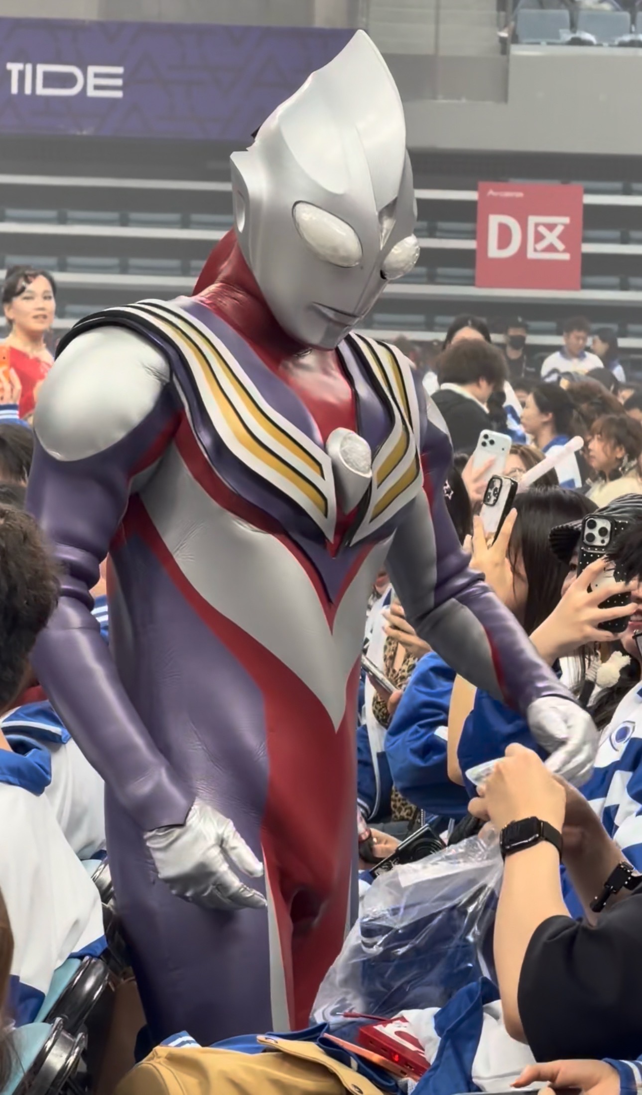 徐良演唱会观众席惊现奥特曼徐良演唱会甚至可以看到校服奥特曼徐良的演唱会一秒让人回