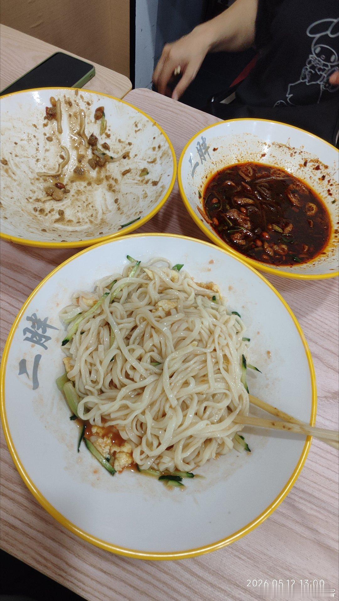 每日一餐分享 感觉最近饭量涨了些，自己一个人干了两碗面 也有可能店家的量有点一般