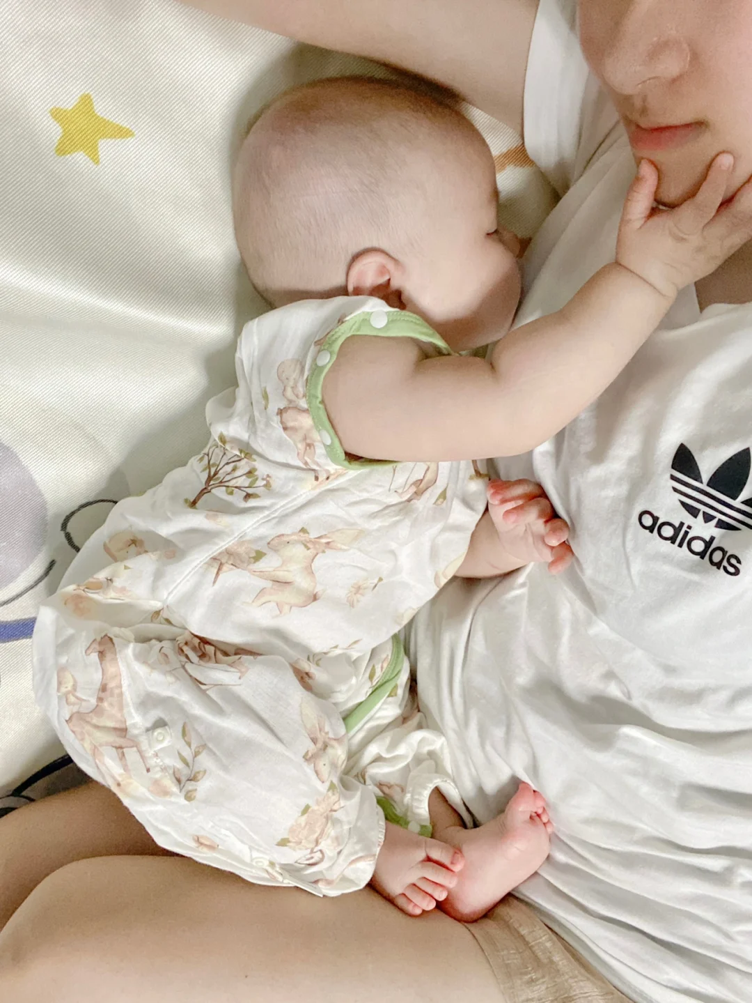 妈妈，我要贴贴，还要摸脸脸！