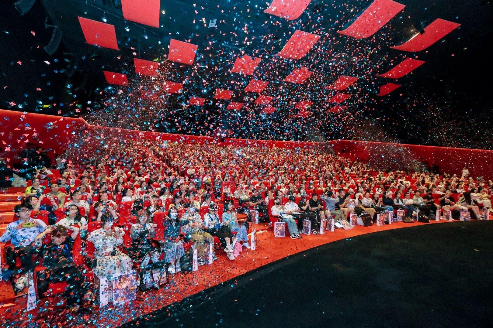 柯南独眼的残像中国首映礼柯南m28盛夏看冰花雨的浪漫 现场氛围绝了！巨型柯南立牌