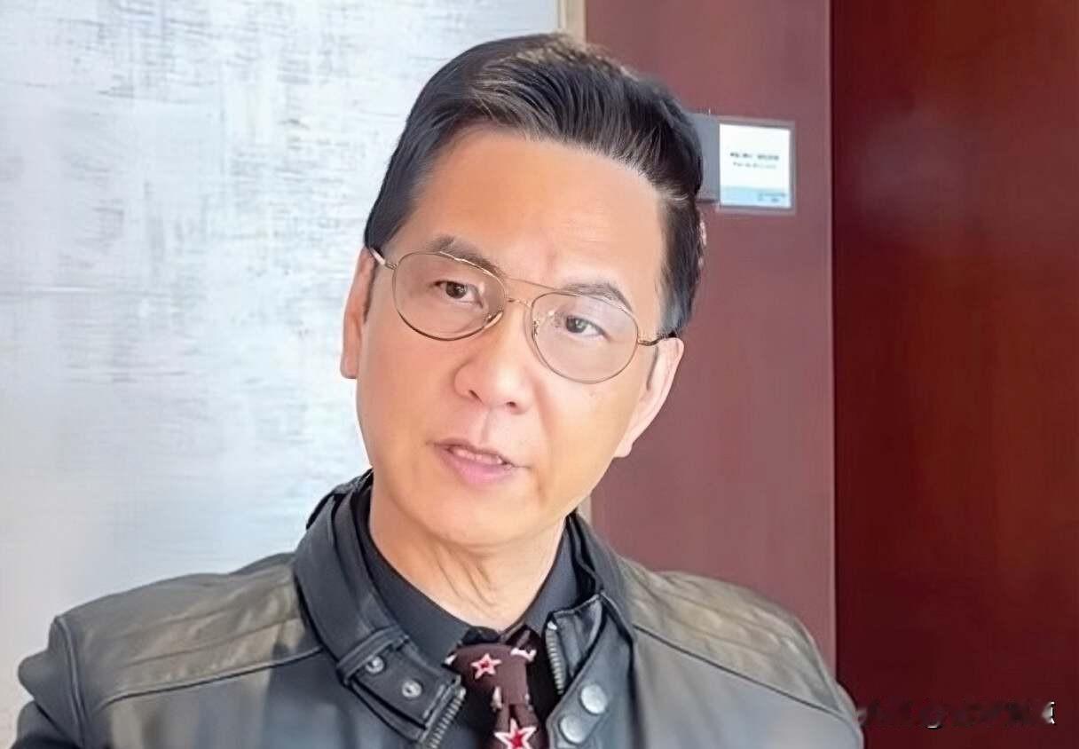 白发如雪，西装早丢，他站在镜头前像换了个人。
陈启泰最近又上节目了，不是演戏，也
