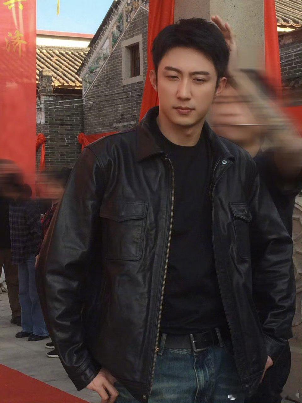 女友视角解锁和黄景瑜过情人节偷偷拍下黄景瑜坐在长椅上的侧脸，线条干净利落，安静思