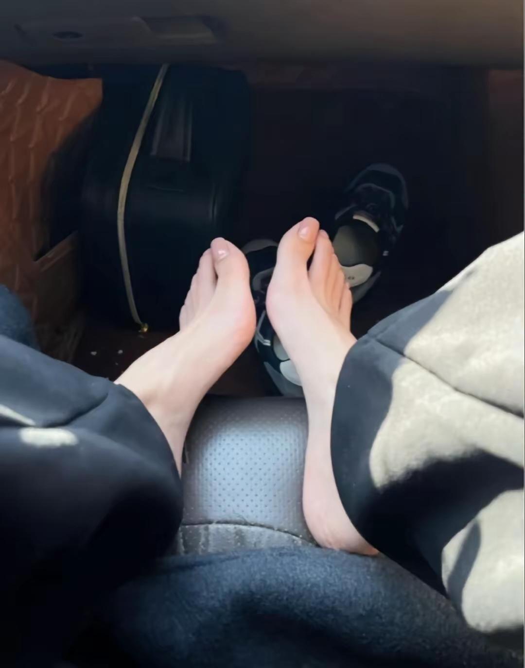 你们坐车上都喜欢脱鞋吗