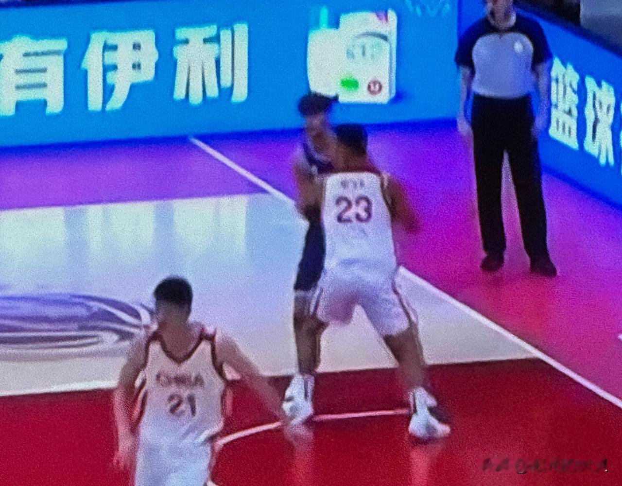 中国男篮同乌拉圭的热身赛正在进行。
上半场结束，中国男篮48:46领先两分。
中