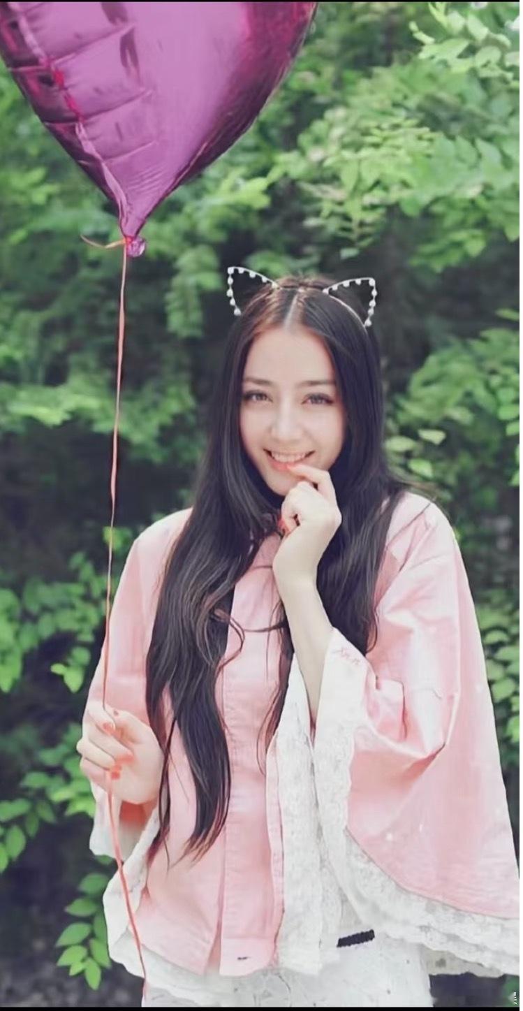 没见过这样的迪丽热巴私服、礼服都超美丽的，热巴不愧是最美面孔之一啊，五官深邃、气