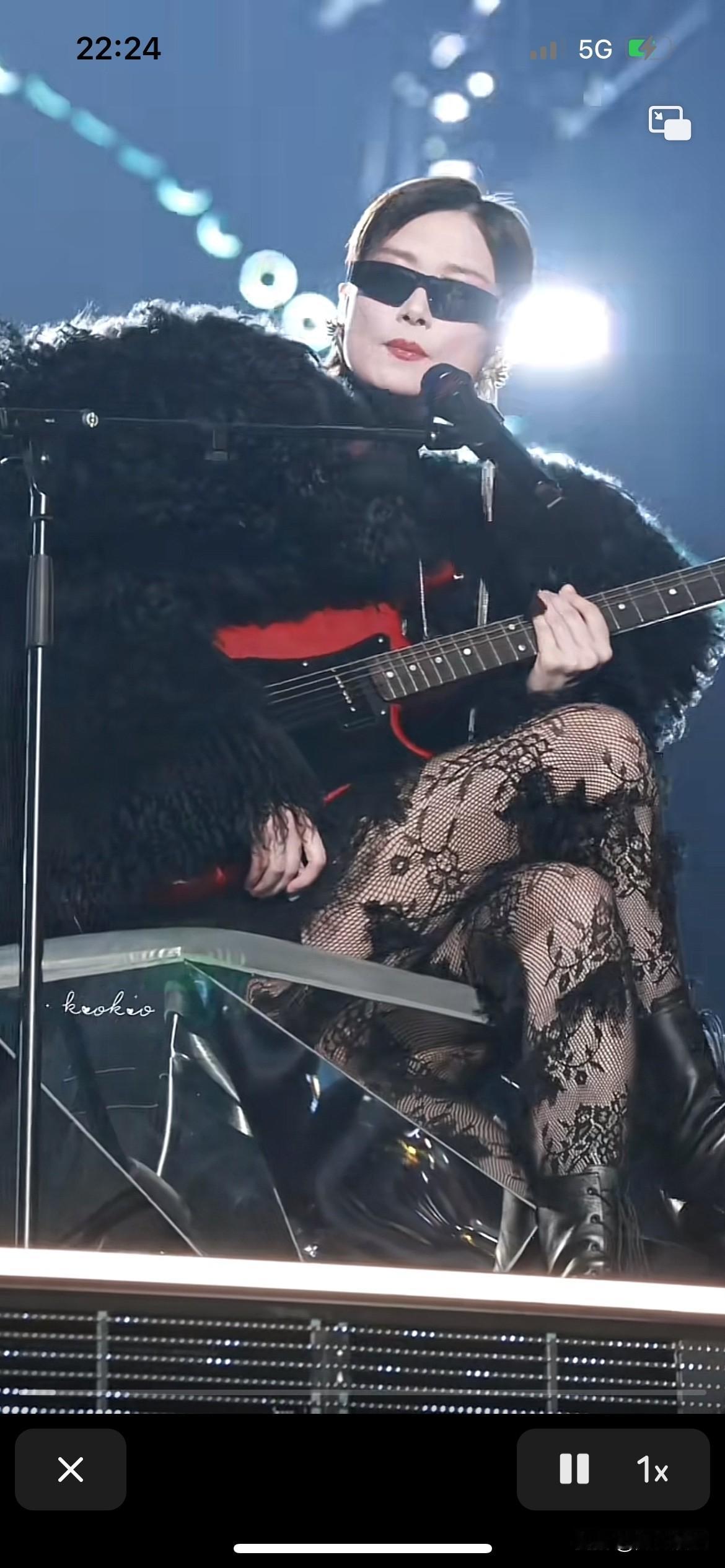 李宇春老师演唱会上真的尺度太大了，穿着蕾丝上舞台，这是什么操作啊，简直迷倒很多粉