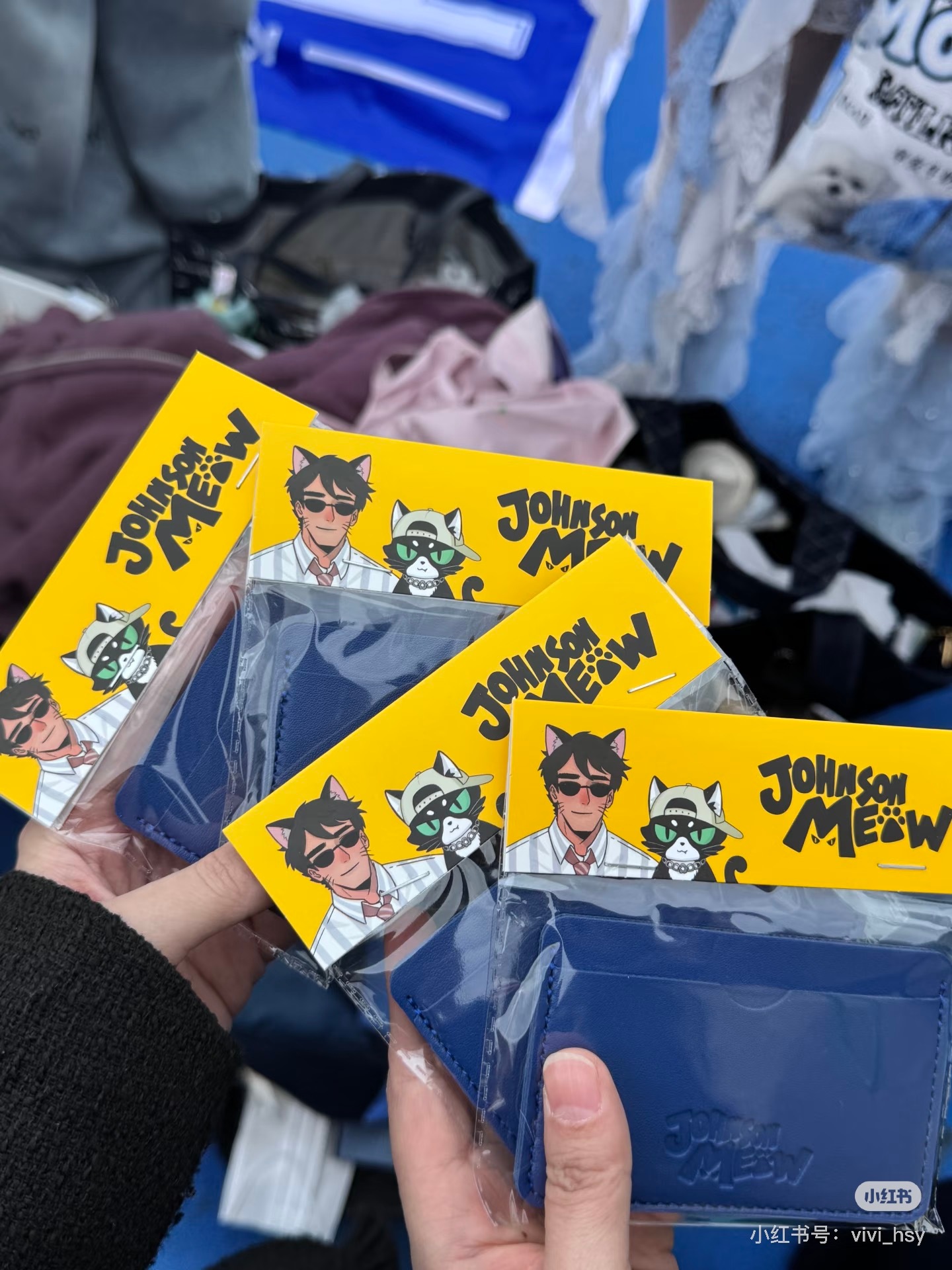 丁禹兮巅峰之夜送粉丝卡包丁禹兮工作人员给巅峰之夜现场的海棠姐们发了卡包，逆应援从