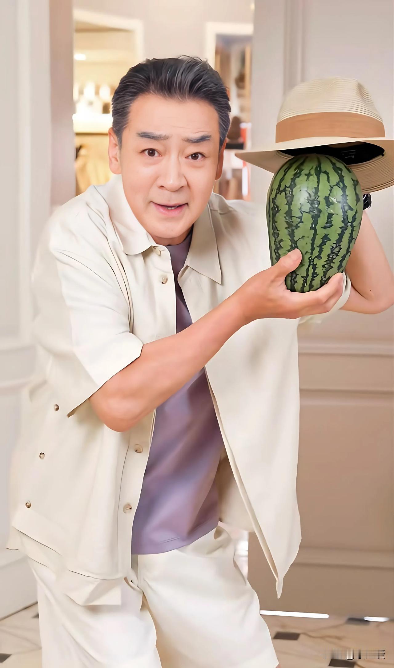 寇振海是不会休息的

70岁的他，既要养老婆又要养4个孩子，他的压力太大了，根本