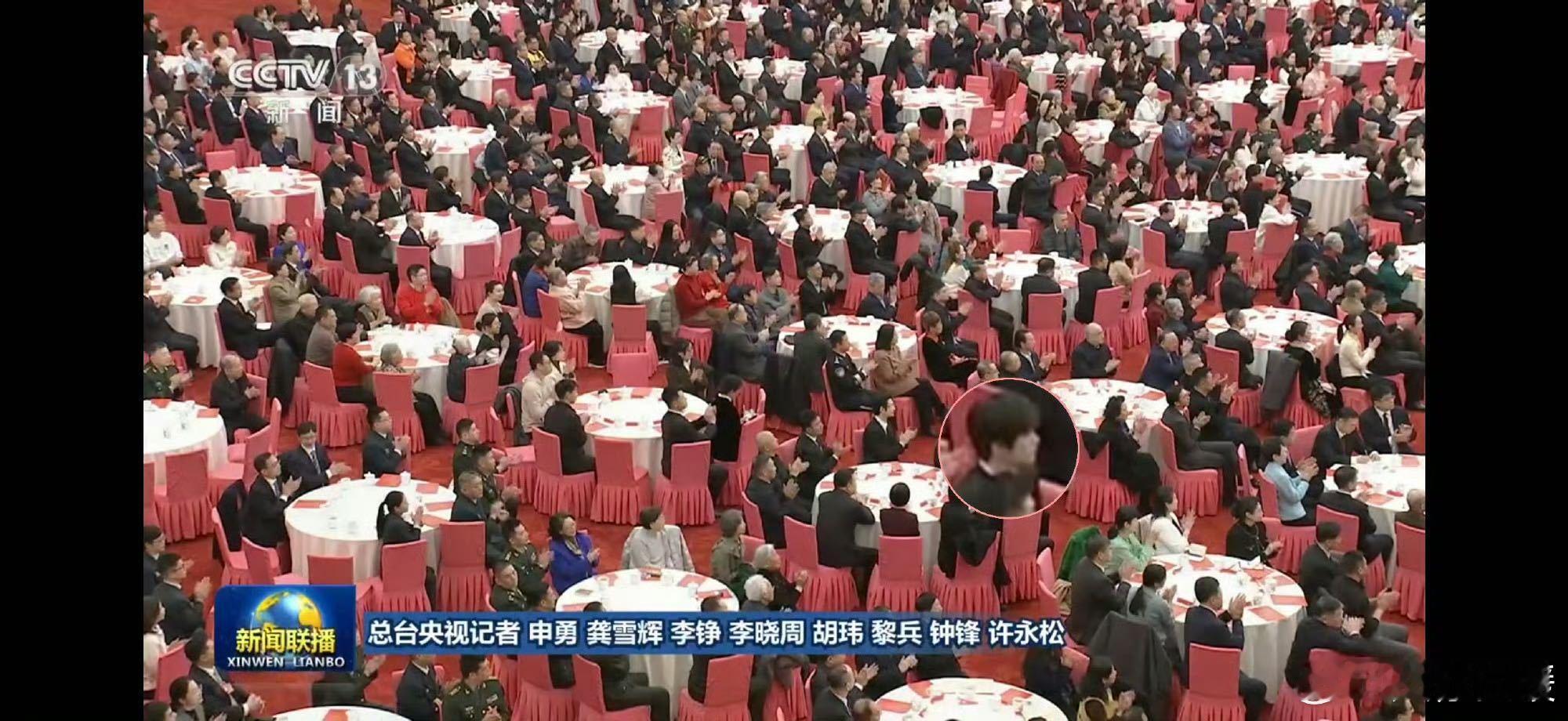 易烊千玺在新闻联播上易烊千玺这么一步步踏实走，不张扬不浮躁，太有魅力了 