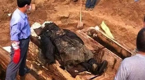 1966年夏天，北京海淀区一座大墓的紫红色棺椁被强行撬开，在场的专家探头一望，瞬