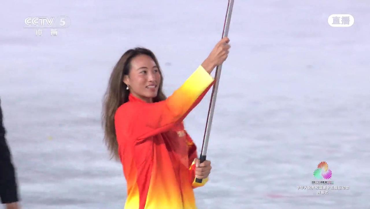 第十五届全国运动会开幕式，郑钦文担任湖北代表团旗手，刘德华、陈小春等粤港澳大湾区