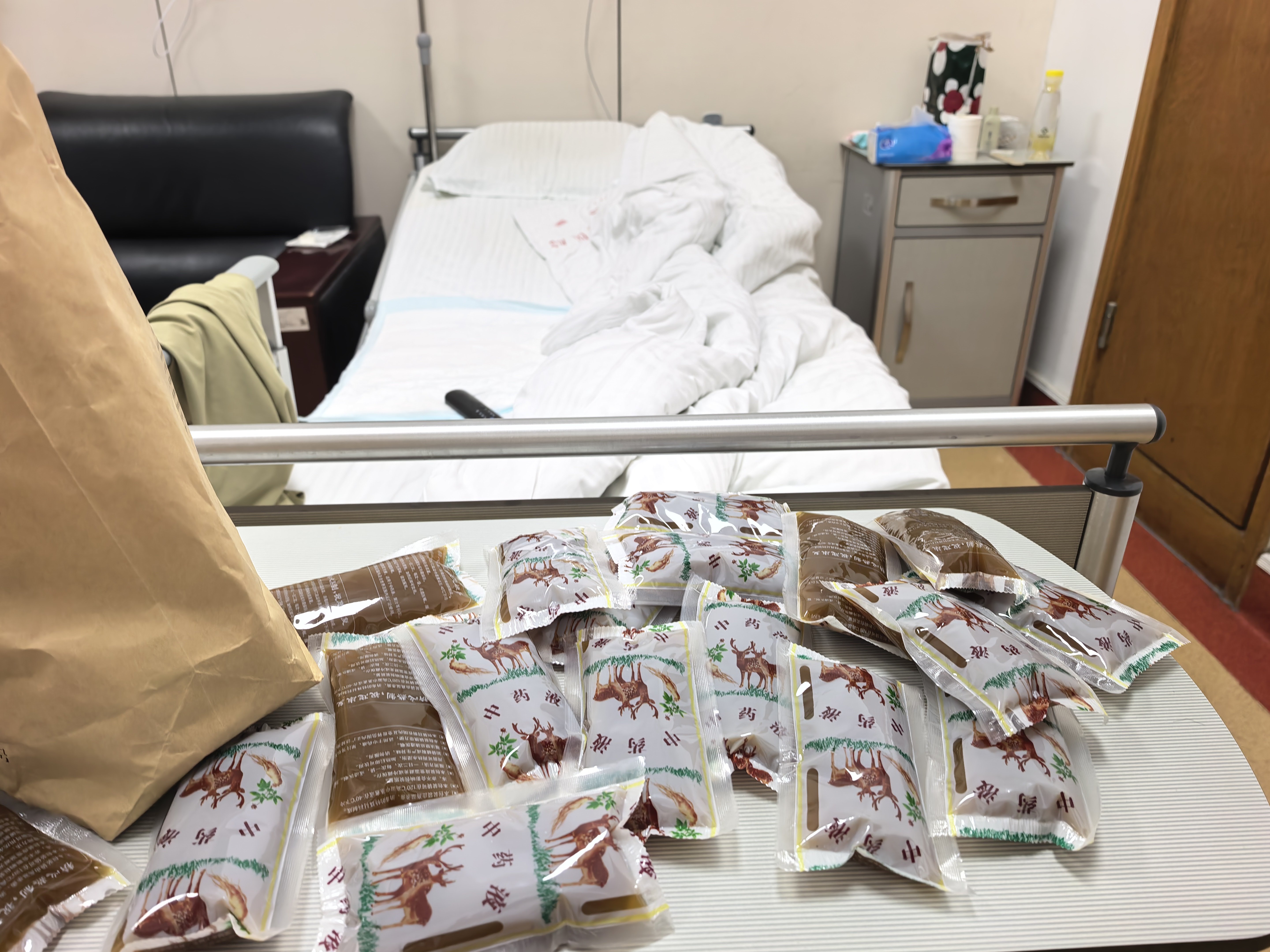 每天把中药当水喝……好想出去吃一顿火锅，但只能翻看一下老照片过过眼瘾了。 