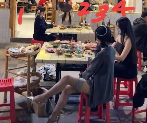 2号是主角~~把锅底喝光！[吃惊] ​​​