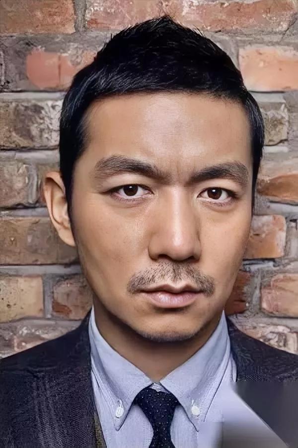 替同学出头

被北影开除

你猜他后来把路走成啥样？

邢佳栋当年栽这一下子，直